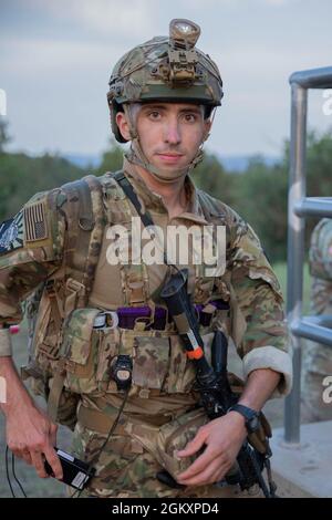 Spc. Alexander Gravely, ein Kampfmediziner mit Headquarters and Headquarters Company, 1-201st Field Artillery Battalion, West Virginia Army National Guard, checkt mit Kader ein, nachdem er das Landnavigationsereignis beim 2021 Army National Guard Best Warrior Competition im Camp Navajo Military Reservation, Arizona, am 21. Juli 2021 abgeschlossen hat. Der Wettbewerb erstreckt sich über drei körperlich und geistig anspruchsvolle Tage, an denen die Wettkämpfer auf eine Vielzahl taktischer und technischer Fähigkeiten getestet werden, während sie darum wetteifern, zum Soldaten und Unteroffizierin des Jahres der Armeewache ernannt zu werden. Die Gewinner repräsentieren dann den Ar Stockfoto