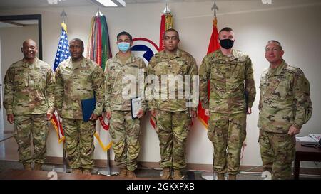 Maj. General Michel M. Russell, Sr., kommandierender General, 1. Theater Sustainment Command (ganz links) und Command Sgt. Maj. Michael J. Perry, III, Senior Enlisted Advisor, 1. TSC (ganz rechts), steht mit den Preisträgern nach einer feierlichen Dankesurkunde am 21. Juli 2021 in Fort Knox, Kentucky. (Von links nach rechts) Sgt. 1. Klasse Bennett Starling, Betrieb nicht beauftragter Offizier, 1. TSC, Staff Sgt. Rezaul Khan, G-6 Help Desk, nicht beauftragter Offizier, 1. TSC, SPC. Ronnel Carter, Videokonferenztechniker, 1. TSC und PFC. James Anderson, Informationstechnologe Stockfoto