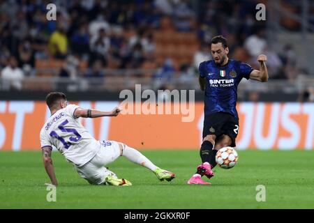 Mailand, Italien. September 2021. Hakan Calhanoglu vom FC Internazionale und Federico Valverde vom CF Real Madrid kämpfen während des UEFA Champions League-Spiel der Gruppe D zwischen dem FC Internazionale und Real Madrid CF im Stadio Giuseppe Meazza am 15. September 2021 in Mailand um den Ball. Quelle: Marco Canoniero/Alamy Live News Stockfoto