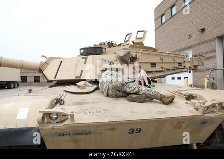 Soldaten des 2nd Combined Arms Bataillon 136. Infanterie-Regiment, Minnesota National Guard, geben Ethan Manson am 21. Juli 2021 eine Tour durch den M1 Abrams Tank im Camp Ripley Training Center, Minnesota. Ethan Manson aus East Bethel, Minnesota, hat sich seit seinem 12. Lebensmonat von den Auswirkungen des Hydrocepalus und einer chiari-Missbildung erholt und hat den Traum, eines Tages Soldat zu werden. Stockfoto