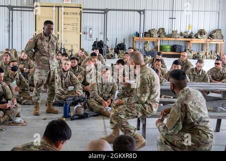 Sergeant Maj. Der Armee Michael A. Grinston isst mit Soldaten der 645th Inland Cargo Transit Company, 79th Theatre Command, 21. Juli, in Fort McCoy, Wisp, Essen-Ready-to-Eat mit. Grinston wollte mehr über ihre Ausbildung bei der 181st Infantry Brigade, den Trainern der First Army Observer Coach, erfahren. Stockfoto