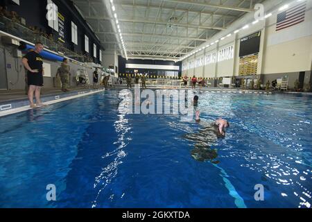 Mitglieder der Armee-Nationalgarde aus dem ganzen Land führen während des „Best Warrior Competition“ der Armee-Nationalgarde 2021 am 21. Juli 2021 eine vertikale Schwimmtechnik im Northern Arizona University Wall Aquatic Center in Flagstaff, Arizona, durch. Der Wettbewerb erstreckt sich über drei körperlich und geistig anspruchsvolle Tage, an denen die Wettkämpfer auf eine Vielzahl taktischer und technischer Fähigkeiten getestet werden, während sie darum wetteifern, zum Soldaten und Unteroffizierin des Jahres der Armeewache ernannt zu werden. Die Gewinner repräsentieren dann die Armeewache im Department of the Army Best Warrior Competition noch in diesem Jahr. Stockfoto