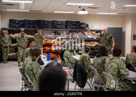 Der 19. Oberfeldwebel des Marine Corps, Sgt. Maj. Troy E. Black, spricht Matrosen im Navy Medicine Training Support Center, Fort Sam Houston, San Antonio, Texas, Juli 21, 2021. Der Oberfeldwebel des Marine Corps sprach mit den Matrosen, um ihnen seine Perspektive als ranghöchste Marine des Marine Corps zu teilen. Das Navy Medicine Training Support Center (NMTSC) ist das Navy Component Command, das die administrative und operative Kontrolle über das Navy-Personal und die Studenten des Medical Education & Training Campus (METC) und anderer medizinischer Programme in San Ant bereitstellt Stockfoto