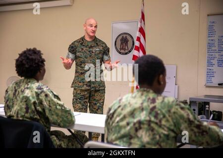 Der 19. Oberfeldwebel des Marine Corps, Sgt. Maj. Troy E. Black, spricht Matrosen im Navy Medicine Training Support Center, Fort Sam Houston, San Antonio, Texas, Juli 21, 2021. Der Oberfeldwebel des Marine Corps sprach mit den Matrosen, um ihnen seine Perspektive als ranghöchste Marine des Marine Corps zu teilen. Das Navy Medicine Training Support Center (NMTSC) ist das Navy Component Command, das die administrative und operative Kontrolle über das Navy-Personal und die Studenten des Medical Education & Training Campus (METC) und anderer medizinischer Programme in San Ant bereitstellt Stockfoto