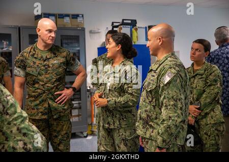 Der 19. Oberfeldwebel des Marine Corps, Sgt. Maj. Troy E. Black, spricht Matrosen im Navy Medicine Training Support Center, Fort Sam Houston, San Antonio, Texas, Juli 21, 2021. Der Oberfeldwebel des Marine Corps sprach mit den Matrosen, um ihnen seine Perspektive als ranghöchste Marine des Marine Corps zu teilen. Das Navy Medicine Training Support Center (NMTSC) ist das Navy Component Command, das die administrative und operative Kontrolle über das Navy-Personal und die Studenten des Medical Education & Training Campus (METC) und anderer medizinischer Programme in San Ant bereitstellt Stockfoto