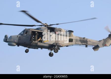 210721-N-N0146-1003 ARABISCHER GOLF (21. Juli 2021) – Ein Hubschrauber der Royal Navy AW159 Wildcat führt Flugoperationen während einer multilateralen Luftoperationen zur Unterstützung der Seeoberflächenkriegstätigkeit (AOMSW) im Arabischen Golf durch, Juli 21. Stockfoto