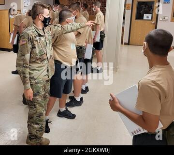 Idaho Army National Guard Pfc. Riley ward leitet Kandidaten an der Idaho Youth Challenge Academy in Pierce, Idaho, 21. Juli 2021. Ward besuchte die Akademie im Jahr 2018 und dient jetzt in der Idaho Army National Gu Stockfoto