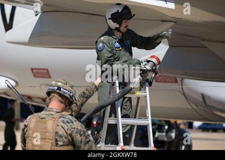 U.S. Navy LT. Gabe Neal, ein Marineflieger mit Patrol Squadron 45, bereitet sich darauf vor, ein P-8A Poseidon-Flugzeug der US Navy mit Patrol Squadron 45 zur Unterstützung der Übung Talisman Sabre 21 auf dem Royal Australian Air Force Base Townsville, Queensland, Australien, 21. Juli 2021, zu betanken. Australische und US-Streitkräfte vereinen sich alle zwei Jahre für Talisman Sabre, eine einmonatige Multi-Domain-Übung, die die Fähigkeiten von Alliierten und Partner stärkt, um auf die gesamte Bandbreite der Sicherheitsbedenken im Indo-Pazifik-Raum zu reagieren. Stockfoto