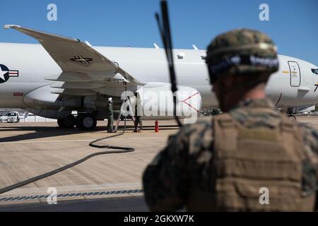 U.S. Marine Corps Lance CPL. Dallas Black, ein Spezialist für Massenkraftstoffe bei der 1st Marine Logistics Group, beaufsichtigt die Expeditionsbetankung eines P-8A-Poseidon-Flugzeugs der US-Marine zur Unterstützung der Übung Talisman Sabre 21 auf dem Royal Australian Air Force Base Townsville, Queensland, Australien, 21. Juli 2021. Australische und US-Streitkräfte vereinen sich alle zwei Jahre für Talisman Sabre, eine einmonatige Multi-Domain-Übung, die die Fähigkeiten von Alliierten und Partner stärkt, um auf die gesamte Bandbreite der Sicherheitsbedenken im Indo-Pazifik-Raum zu reagieren. Stockfoto