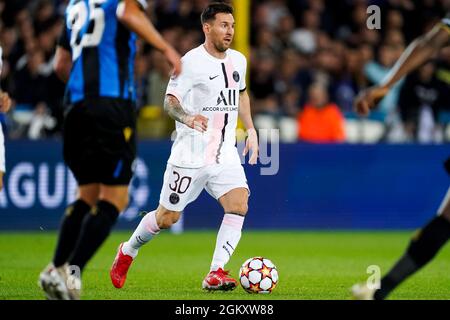 BRÜGGE, BELGIEN - 15. SEPTEMBER: Lionel Messi von Paris Saint-Germain dribbelt den Ball während des UEFA Champions League Group Stage-Spiels zwischen dem Club Brugge und Paris Saint-Germain am 15. September 2021 im Jan Breydelstadion in Brügge, Belgien (Foto von Joris Verwijst/Orange Picics) Credit: Orange Pics BV/Alamy Live News Stockfoto