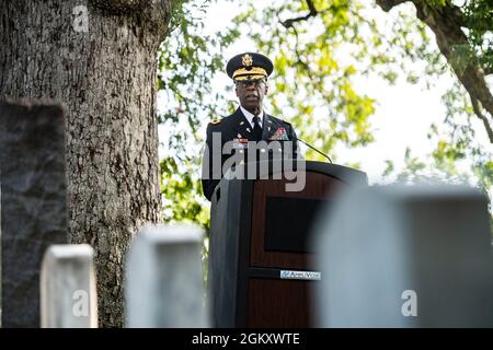 Kaplan (Brig. Gen.) William Green Jr., 26. Stellvertretender Kaplan der US-Armee, spricht bei einer Zeremonie auf Chaplain’s Hill zu Ehren des 246. Kaplan-Korps-Jubiläums in Abschnitt 2 des Arlington National Cemetery, Arlington, Virginia, 22. Juli 2021. Stockfoto