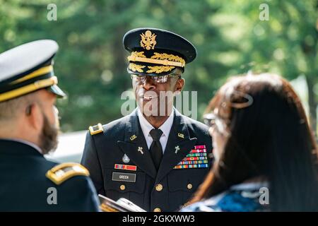 Kaplan (Brig. Gen.) William Green Jr., 26. Stellvertretender Kaplan der US-Armee nimmt an einer Zeremonie zu Ehren des 246. Kaplan-Korps-Jahrestages auf Chaplain's Hill in Abschnitt 2 des Arlington National Cemetery, Arlington, Virginia, 22. Juli 2021 Teil. Stockfoto