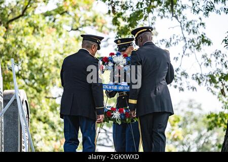 Kaplan (Brig. Gen.) William Green Jr. (Rückseite), 26. Stellvertretender Kaplan-Chef der US-Armee und der US-Armee Sgt. Maj. Ralph Martinez (vorne), 9. Regimentsfeldwebel-Major, Kaplan-Korps der US-Armee Legen Sie einen Kranz am Chaplain's Hill in Abschnitt 2 des Arlington National Cemetery, Arlington, Virginia, 22. Juli 2021. Der Kranz wurde zu Ehren des 246. Kaplan-Korps-Jahrestages aufgestellt. Stockfoto