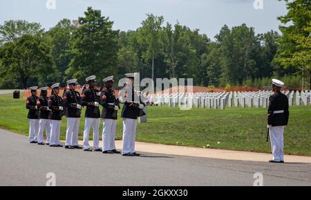 Die Marine Corps Base Quantico Ceremonial Platoon, führt Trauerdienste für den pensionierten Brig. General Robert R. Porter auf dem Quantico National Cemetery, Triangle, Virginia, 22. Juli 2021. Diese Zeremonie wurde für die Familie gehalten, um den Verlust von Porter zu betrauern und an sein Leben zu erinnern. Stockfoto