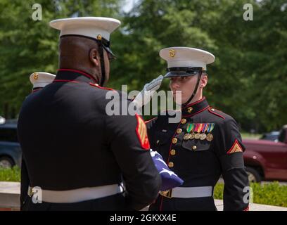 Die Marine Corps Base Quantico Ceremonial Platoon, führt Trauerdienste für den pensionierten Brig. General Robert R. Porter auf dem Quantico National Cemetery, Triangle, Virginia, 22. Juli 2021. Diese Zeremonie wurde für die Familie gehalten, um den Verlust von Porter zu betrauern und an sein Leben zu erinnern. Stockfoto