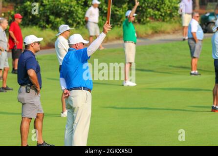 Fallschirmjäger mit 1. Bataillon, 325th Airborne Infantry Regiment, 2nd Brigade Combat Team, 82nd Airborne Division diente ihrer Gemeinschaft durch die Unterstützung der 73rd US Junior Amateur Champship von der United States Golf Association Protection Society gehostet Stockfoto