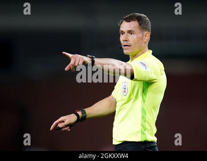 Schiedsrichter Leigh Doughty beim Sky Bet Championship-Spiel im bet365 Stadium, Stoke-on-Trent. Bilddatum: Mittwoch, 15. September 2021. Stockfoto