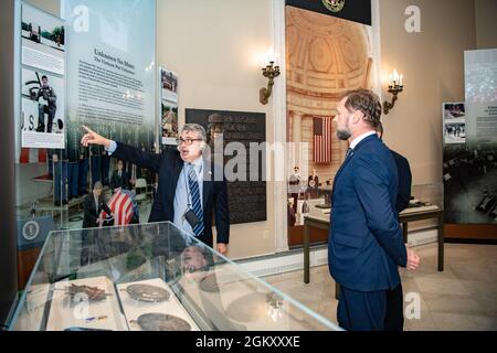 Der kroatische Verteidigungsminister Mario Banožić (vorne) und der kroatische Verteidigungschef Admiral Robert Hranj (hinten) erhalten eine Führung vom Roderick Gainer (links), Historiker, Nationalfriedhof Arlington, durch den Ausstellungsraum des Memorial Amphitheatre auf dem Nationalfriedhof Arlington, Arlington, Virginia, 22. Juli 2021. Stockfoto