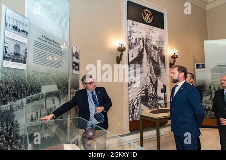 Der kroatische Verteidigungsminister Mario Banožić (vorne) und der kroatische Verteidigungschef Admiral Robert Hranj (hinten) erhalten eine Führung vom Roderick Gainer (links), Historiker, Nationalfriedhof Arlington, durch den Ausstellungsraum des Memorial Amphitheatre auf dem Nationalfriedhof Arlington, Arlington, Virginia, 22. Juli 2021. Stockfoto