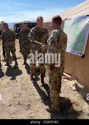 Kevin Keeler, Hubschrauberpilot der Nevada Army Guard, Chief Warrant Officer 4, wurde am Donnerstag vom Chef des National Guard Bureau, General Daniel Hokanson, für seinen Erfolg beim Auffinden eines von seiner Besatzung getrennten vermissten Feuerwehrmörpers beim massiven Bootleg Fire in Lake County, Oregon, am 18. Juli ausgezeichnet. Stockfoto