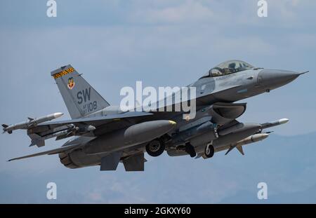 Ein F-16 CM-Kampfjet, der dem 20. Kampfflügel der Shaw Air Force Base, South Carolina, zugewiesen wurde, hebt am 22. Juli 2021 zu einer Mission der Roten Flagge 21-3 auf dem Luftwaffenstützpunkt Nellis, Nevada, ab. Red Flag findet über dem Nevada Test and Training Range statt und bietet dem Kriegsjäger einen flexiblen, realistischen und multidimensionalen Kampfraum, um die Weiterbildung von US-Militärdiensten und Koalitionstruppen durchzuführen. Stockfoto