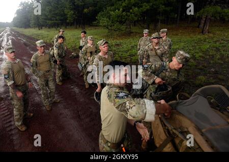 Mitglieder der Armee-Nationalgarde aus dem ganzen Land bereiten sich darauf vor, Ausrüstung für den Abmarsch des besten Kriegerwettbewerbs der Armee-Nationalgarde 2021 im Camp Navajo, Arizona, am 21. Juli 2021 zu erhalten. Der Wettbewerb erstreckt sich über drei körperlich und geistig anspruchsvolle Tage, an denen die Wettkämpfer auf eine Vielzahl taktischer und technischer Fähigkeiten getestet werden, während sie darum wetteifern, zum Soldaten und Unteroffizierin des Jahres der Armeewache ernannt zu werden. Die Gewinner repräsentieren dann die Armeewache im Department of the Army Best Warrior Competition noch in diesem Jahr. Stockfoto