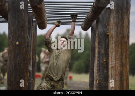 Spc. Alexander Gravely, ein Kampfmediziner mit dem 1. Bataillon der West Virginia Army National Guard, dem 201st Field Artillery Bataillon, macht sich während des 2021 Army National Guard Best Warrior Competition in Camp Navajo, Arizona, am 22. Juli 2021 über Affenstangen auf einem Hindernisparcours durch. Der Wettbewerb erstreckt sich über drei körperlich und geistig anspruchsvolle Tage, an denen die Wettkämpfer auf eine Vielzahl taktischer und technischer Fähigkeiten getestet werden, während sie darum wetteifern, zum Soldaten und Unteroffizierin des Jahres der Armeewache ernannt zu werden. Die Sieger vertreten dann die Armeewache im Departement der Armee Stockfoto