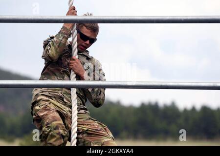 Armee-Sgt. William Lukens, ein taktischer Stromerzeuger-Mechaniker mit der 208. Area Support Medical Company der Tennessee Army National Guard, dem 301. Truppenkommandobataillon, der 30th Truppenkommandobrigade, hebt sein Gewicht als Teil eines Hinderniskurses während des 2021. Army National Guard Best Warrior Competition im Camp Navajo an ein Seil, Arizona, 22. Juli 2021. Der Wettbewerb erstreckt sich über drei körperlich und geistig anspruchsvolle Tage, an denen die Wettkämpfer auf eine Vielzahl taktischer und technischer Fähigkeiten getestet werden, während sie darum wetteifern, zum Soldaten und Unteroffizierin des Jahres der Armeewache ernannt zu werden. Die Gewinner Stockfoto