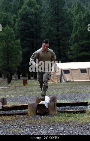 Armee Cpl. Dakoatah M. Miller, ein Infanterist mit dem 2. Bataillon der New Yorker Armee, dem 108. Infanterie-Regiment, macht sich während des Best Warrior Competition der Army National Guard 2021 in Camp Navajo, Arizona, am 22. Juli 2021, über einen Baumstamm auf einem Hindernisparcours breit. Der Wettbewerb erstreckt sich über drei körperlich und geistig anspruchsvolle Tage, an denen die Wettkämpfer auf eine Vielzahl taktischer und technischer Fähigkeiten getestet werden, während sie darum wetteifern, zum Soldaten und Unteroffizierin des Jahres der Armeewache ernannt zu werden. Die Gewinner repräsentieren dann die Armeewache in der Abteilung des besten Kriegers der Armee Stockfoto