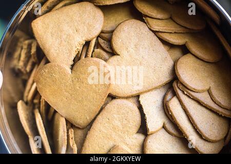 Blick von oben auf herzförmige Ingwer-Brot-Kekse. Hintergrund oder Tapete in Liebe Thema. St. Valentines süße Herzen. Bäckerei für Tee. Viele geformt Stockfoto