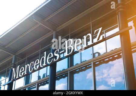 Charkov, Ukraine - 13. September 2021: Mercedes-Benz Markenlogo auf hellem Himmel, Handelsgebäude, Emblem, Symbol-Nahaufnahme Stockfoto