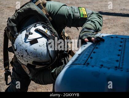 SAN CLEMENTE ISLAND, Kalifornien (21. Juli 2021) Naval Air Crewman (Hubschrauber) 2. Klasse James Flaherty, aus Mascotte, Florida, zugewiesen zu den „Scorpions“ des Helicopter Maritime Strike Squadron (HSM) 49, führt während des Summer Fury 21 Advanced Naval Basing Wartungsarbeiten an einem MH-60R Sea Hawk Hubschrauber durch. Summer Fury ist eine Übung, die vom 3rd Marine Aircraft Wing (MAW) durchgeführt wird, um Fähigkeiten, Stärke und Vertrauen innerhalb seiner Einheiten zu erhalten und aufzubauen, um die Bereitschaft und Letalität zu erzeugen, die erforderlich ist, um Gegner während der Kampfhandlungen abzuschrecken und zu besiegen, während das US Marine Corps Taktik und Equi verfeinert Stockfoto