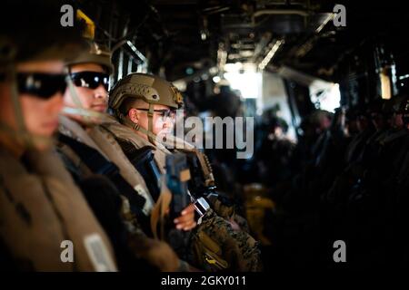 US-Marines vom 1. Bataillon, 3d-Marines, reiten während einer Einfügeveranstaltung, Marine Corps Base Hawaii, 22. Juli 2021, zu ihrer Einfügestelle in einem CH-53 Super Hengst, der an Marine Heavy Helicopter Squadron 463 befestigt ist. Als Host-Plattform für alle Elemente der Marine Air Ground Task Force bietet die Marine Corps Base Hawaii die notwendige Umgebung, um die Bereitschaft in der Luft, an Land und auf See zu produzieren. Stockfoto