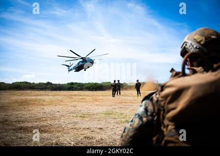 Ein CH-53 Super Hengst, der an Marine Heavy Helicopter Squadron 463 befestigt ist, landet während einer Einfügungs- und Extraktionstrainingveranstaltung mit US-Marines vom 1. Bataillon, 3d-Marines, Marine Corps Base Hawaii, 22. Juli 2021. Als Host-Plattform für alle Elemente der Marine Air Ground Task Force bietet die Marine Corps Base Hawaii die notwendige Umgebung, um die Bereitschaft in der Luft, an Land und auf See zu produzieren. Stockfoto