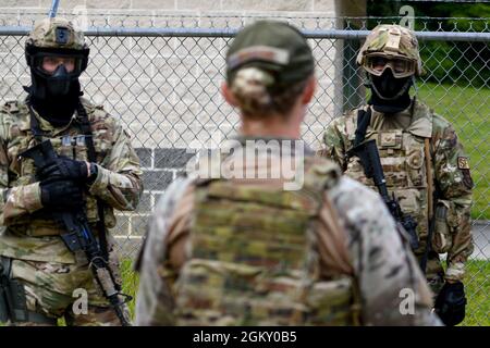 Personal Sgt. Sydney Whitheis, ein Verteidiger mit dem 934. Sicherheitskräfte-Geschwader, mit Sitz in Minneapolis-St. Die Paul Air Reserve Station informiert eine Gruppe von Studenten vor ihrem Durchlauf durch ein Live-Fire-Trainingsszenario am 22. Juli 2021 im Camp James A. Garfield Joint Military Training Center, Ohio. Das Szenario sieht Farbmarkerrunden und Engagements mit gegnerischen Streitkräften als Teil der zweiwöchigen IDLC bei CJAG und der Youngstown Air Reserve Station, Ohio, vor. Whiteis ist ein Kadermitglied für den IDLC, der die Reserveverteidiger mit einem intensiv fokussierten, praxisorientierten Training ausstatten soll Stockfoto