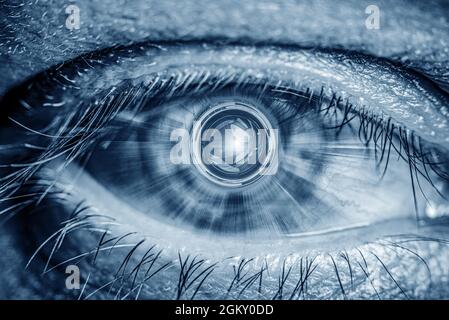 Cyborg Eye. Nahaufnahme des digitalen menschlichen Auges. Stockfoto