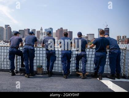 210722-N-NA545-1328 BOSTON, MA. – (22. Juni 2021) Crew-Mitglieder, die dem weißen Medium Endurance Cutter USCGC Escanaba (WMEC907) zugewiesen sind, schauen sich die Stadt Boston an, während sie zur Patrouille in den Atlantischen Meeren aufbricht. Patrouillen werden in der Küstenwache eingesetzt, um Such- und Rettungsdienste oder Strafverfolgungsbehörden für die Küsten der Vereinigten Staaten bereitzustellen. Stockfoto