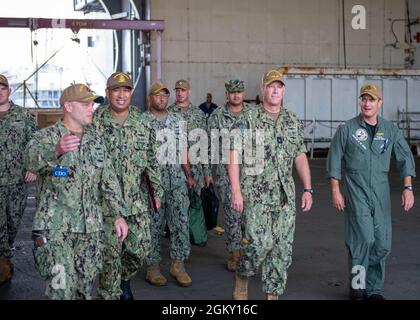 210722-N-SY758-1016 PORTSMOUTH, VA. (22. Juli 2021) Führung an Bord des Flugzeugträgers USS George H. W. Bush (CVN 77) eskortiert die hintere ADM. Matt Ott, stellvertretender Stabschef für Fleet Ordnance und Supply/Fleet Officer, durch die Hangarbucht. GHWB befindet sich derzeit in der Norfolk Naval Shipyard wegen der geplanten Andockbarkeit. Stockfoto