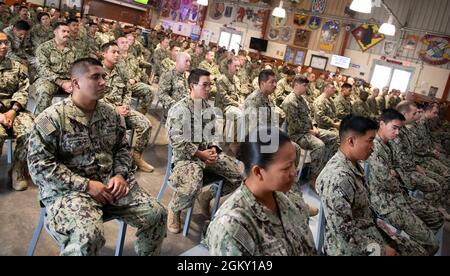 CAMP LEMONNIER, Dschibuti (23. Juli 2021) Matrosen der US-Navy Reserve, die in Camp Lemonnier arbeiten, kommen zusammen und hören den hinteren ADM zu. Michael Curran, Fleet Supply, Logistics, and Ordnance, U.S. Naval Forces Europe/Africa/Sixth Fleet at 11 Grad North at an all-hands Call, 23. Juli 2021. Camp Lemonnier ist eine operationelle Einrichtung, die es US-amerikanischen, alliierten und Partnernationstruppen ermöglicht, dort zu sein, wo und wann sie gebraucht werden, um die Sicherheit in Europa, Afrika und Südwestasien zu gewährleisten. Stockfoto