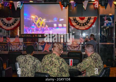 YOKOSUKA, Japan (23. Juli 2021) – Segler der 7. US-Flotte nehmen an einer Wachparty zur Eröffnung der Olympischen Spiele 2020 in Tokio bei der Commander, Fleet Activities Yokosukas (CFAY) Club Alliance Teil. Seit mehr als 75 Jahren stellt, pflegt und betreibt CFAY Basiseinrichtungen und -Dienste zur Unterstützung der im Einsatz kommenden Seestreitkräfte der 7. US-Flotte, der Pächter-Kommandos und Tausender militärischer und ziviler Mitarbeiter und ihrer Familien. Stockfoto