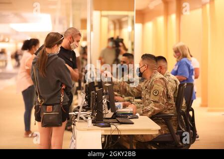 US Army Sgt. Edgar Leon-Salinas, Foxtrot Company, 3. Bataillon, 112. Field Artillery Regiment, verarbeitet Patienteninformationen beim COVID-19-Impfmegazit von Burlington County in Moorestown, N.J., 23. Juli 2021. Im Juli haben die Mitarbeiter der Nationalgarde von New Jersey Operationen zur Unterstützung der staatlichen Impfmission abgeschlossen. Mehr als 500 Soldaten und Luftmänner unterstützten staatliche und lokale Gesundheitshelfer und Ersthelfer während der 16-monatigen Einsatzzeit und sicherten die Verteilung von mehr als zwei Millionen COVID-19-Impfstoffdosen bei sechs Megaiten landesweit. Stockfoto