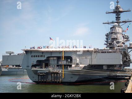 Familienmitglieder der Besatzung des Lenkraketen-Kreuzers USS Vella Gulf (CG 72) der Ticonderoga-Klasse beobachten vom Flugdeck des Flugzeugträgers USS Gerald R. Ford, wie Vella Gulf im Juli 23 zur Naval Station Norfolk zurückkehrt. Vella Gulf, ein Schiff der Dwight D. Eisenhower Carrier Strike Group (IKE CSG), kehrte nach einem sechsmonatigen Einsatz in den Einsatzgebieten der 5. Und 6. US-Flotte in seinen Heimathafen in Naval Station Norfolk zurück. Stockfoto