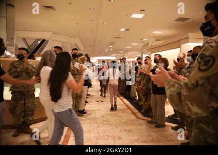 Polizeibeamte des Staates New Jersey, Zivilmediziner von Virtua Health, Und Soldaten der US-Armee mit dem 3. Bataillon, dem 112. Field Artillery Regiment und dem 44. Infantry Brigade Combat Team feiern die letzten Patienten des Standorts mit einem „Clap-out“, um die Türen des Burlington County COVID-19 Impfmegasite in Moorestown, N.J., 23. Juli 2021 zu schließen. Im Juli haben die Mitarbeiter der Nationalgarde von New Jersey Operationen zur Unterstützung der staatlichen Impfmission abgeschlossen. Mehr als 500 Soldaten und Luftwaffe unterstützten staatliche und lokale Gesundheitshelfer und Ersthelfer während 16 Monaten Stockfoto