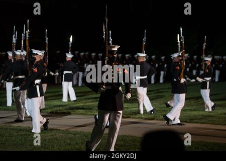 Marines mit dem Silent Drill Platoon treten während der Freitagabend-Parade in den Marine Barracks Washington, 23. Juli 2021 auf. Gastgeber war LT. General Mark R. Wise, stellvertretender Kommandant für Luftfahrt, und Ehrengast war Botschafter Koji Tomita, außerordentlicher und bevollmächtigter Botschafter Japans in den Vereinigten Staaten. Stockfoto