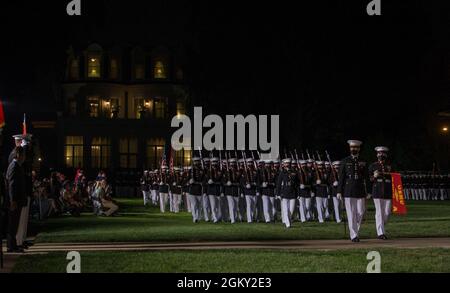 Marines mit Alpha Company, Marine Barracks Washington führen „Pass in review“ während der Freitagabend-Parade im MBW, 23. Juli 2021 durch. Gastgeber war LT. General Mark R. Wise, stellvertretender Kommandant für Luftfahrt, und Ehrengast war Botschafter Koji Tomita, außerordentlicher und bevollmächtigter Botschafter Japans in den Vereinigten Staaten. Stockfoto