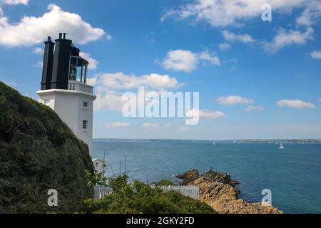 Der Leuchtturm auf St. Anthony's Head, am Ostufer des Eingangs zu Carrick Roads, Falmouth, Cornwall, Großbritannien Stockfoto