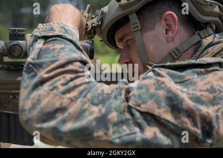 Personal Sgt. Personal Sgt. William Teter, ein Aufklärungsmarine mit dem 2. Aufklärungsbataillon und gebürtiger Amherst, Ohio, passt seine Reichweite während eines Urban Sniper Kurses an Bord von Camp Lejeune, North Carolina, 23. Juli 2021 an. Der Kurs bestand aus einer Live-Feuerübung, bei der Marines Ziele in unbekannten Entfernungen gefunden und eliminiert haben, um sich auf den bevorstehenden Einsatz der 22. Marine Expeditionary Unit vorzubereiten. Stockfoto