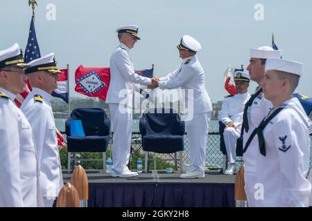 210723-N-XZ205-1327 SAN DIEGO (23. Juli 2021) ADM hinten. Timothy Weber, Commander, Naval Medical Forces Pacific (NMFP) (Mitte links), und Capt. Philip King, NMFP's Regionalkaplan (Mitte rechts), schütteln sich die Hände während der Pensionierungszeremonie von King an Bord des USS Midway Museumsschiffes am 23. Juli. König zog sich nach 41 Jahren aus der Marine zurück. Navy Medicine Readiness and Training Command (NMRTC) die Mission von San Diego ist es, die Dienstmitglieder darauf vorzubereiten, zur Unterstützung der Einsatzkräfte einzusetzen, qualitativ hochwertige Gesundheitsdienste zu liefern und die Zukunft der Militärmedizin durch Bildung, Ausbildung und Ausbildung zu gestalten Stockfoto