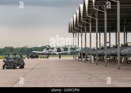 Ein A-10 Thunderbolt II wird von einem Wartungshangar zu seinem Parkplatz auf der Fluglinie an der Selfridge Air National Guard Base, Michigan, 22. Juli 2021 geschleppt. Die Betreuer von Selfridge streben danach, einen konstanten Zustand der Einsatzbereitschaft aufrechtzuerhalten. Stockfoto