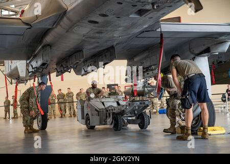 US Air Force Airmen, die der 74th Aircraft Maintenance Unit zugewiesen wurden, laden eine 500-Pfund Mark 82-Bombe auf den dreifachen Auswurfständer eines A-10C Thunderbolt II-Flugzeugs während eines Waffenladewettbewerbs auf der Moody Air Force Base, Georgia, 23. Juli 2021. Die vierteljährlichen Waffenlastwettbewerbe zeigen die Fähigkeiten verschiedener Lastmannschaften in einem zeitlich festgelegten Wettbewerb, bei dem ihre Kompetenz, Sicherheit und Genauigkeit nach gemeinsamen technischen Daten bewertet werden. Stockfoto